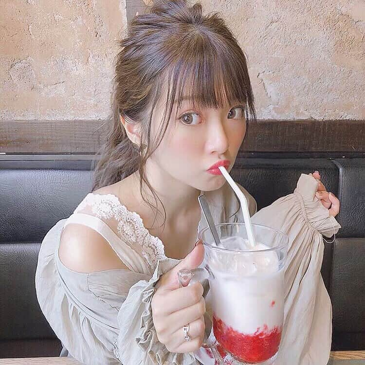 伊藤りかさんのインスタグラム写真 - (伊藤りかInstagram)「． 妊娠初期の頃と比べると 本間に顔つきが変わってきた気がする🤞🏻♡ この日は特にナチュラルメイクやけど どっちかと言うとちょっとあざとい系..！❤︎笑 * 今日の夜は、デートぴったりな サイドアレンジの動画を投稿予定だよ❄️ 彼とのカウントダウンの日にも..！◌ * #ギュギュギュ @gyugyugyu_lme  シリーズから一足先に福袋が発売したよ😌 単品で買うより断然お買い得になってる✩ 食べすぎた年明けから始められるよ〜！ * #女の子 #ぱっつん前髪 #可愛い #カラコン #ゆる巻き #シースルーバング  #メイク #マタニティ #マタニティコーデ #マタニティライフ #妊婦コーデ #妊娠7ヶ月 #妊娠記録  #妊婦 #前髪アレンジ #セルフカット #三つ編みアレンジ #シースルー前髪 #ナチュラルメイク #カフェ巡り  #pr #hairarrange #make #makeup #arrange #伊藤りか #snsクリエイター」12月28日 17時54分 - rrrika.i