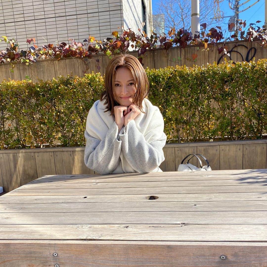 橋本麗香のインスタグラム：「今年も笑って、怒って、泣いて…w 毎日が“生きてる”！って 全開でいれたことに、先ずは感謝。  来年は益々自分自身に無理なく 真っ直ぐに生きて行きたいです🙆🏼‍♀️ 皆に幸あれ精神で もっともっとたくさんの キラキラを目視し、感じて行きたいです🤩🥳🙏🏻 これからもたくさんの 煌めきが皆様に降り注ぎ それを受け取れます様に 🧚🏻🧝🏻‍♀️👼🏻✨🪐🌟🌙💫🌕🌞🌼」