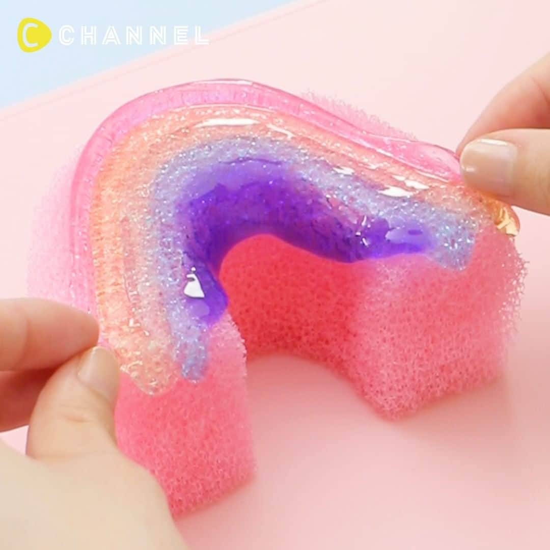 C CHANNEL-Art&Studyのインスタグラム：「🎧ASMR DIY Rainbow Sponge🌈 🎧イヤホンで聞いてみて! スライムとスポンジで気持ち〜いASMR🌈 . 🎨Follow me👉 @cchannel_artandstudy 🎵 💡Check👉 @cchannel_girls 🎶 📲C CHANNELのアプリもよろしくお願いします💕 . [Things to prepare] ・ water ・ Laundry starch ・ Food coloring ・ Borax ・ Disposable spoon ・ Bowl ・ sponge . [Steps] * Be sure to wear vinyl gloves so that the material does not touch the skin or clothes. . 1. Mix water, laundry glue and food color in a bowl. 2. Mix a mixture of water and borax with step 1 to make slime. 3. Place a striped slime on a sponge cut into a rainbow shape. 4. Place slime on the sponge side and blend. 5. Completed when the slime soaks into the sponge. . スポンジとスライムを組み合わせたら、不思議なスクイーズができちゃった!? 握りつぶすとなんとも言えない音で癒してくれます♡ ハマる人続出の予感! . 【用意するもの】 ・水 ・洗濯のり ・フードカラー ・ホウ砂 ・使い捨てスプーン ・ボウル ・スポンジ . 【作り方】 ※作業はビニール手袋をつけ、材料が皮膚や服につかないようご注意ください。 . 1. ボウルの中で水、洗濯のり、フードカラーを混ぜる。 2. 水とホウ砂を混ぜたものを1.と混ぜ合わせ、スライムにする。 3. 虹の形に切ったスポンジの上に、帯状にしたスライムを置く。 4. スポンジの側面にもスライムをのせ、なじませる。 5. スライムがスポンジにしみこんだら完成。 . 心地よい音と触感がくせになる!! 皆さんもぜひ作ってみてください♡ . . #spongeslime#spongesqueezing#spongesounds#spongeasmr#asmrslime#asmrsqueeze#asmrvideo#asmrrelax#squeezetoy#slimetutorial#slimeaddict#squishies#asmrsound#diytoys#handmadecrafts#instacrafts#craftvideo#slimetutorials#diyslime#slimemaking#crafty#rainbow#asmr#slime#jellyslime#sponge#squeeze#satisfying#cchanDIY」