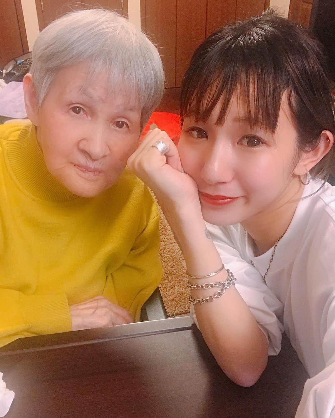 Manitasのインスタグラム：「だいすきなばぁちゃん 今年も元気に生きててくれてありがとう👵🏻❣️ 写真撮ろうて言ってこの顔。かわいすぎる〜。来年もかわいくスーパー元気でいてほしい。願 #まにのばあちゃんかわいいシリーズ #まにのばぁちゃんは世界一かわいい」