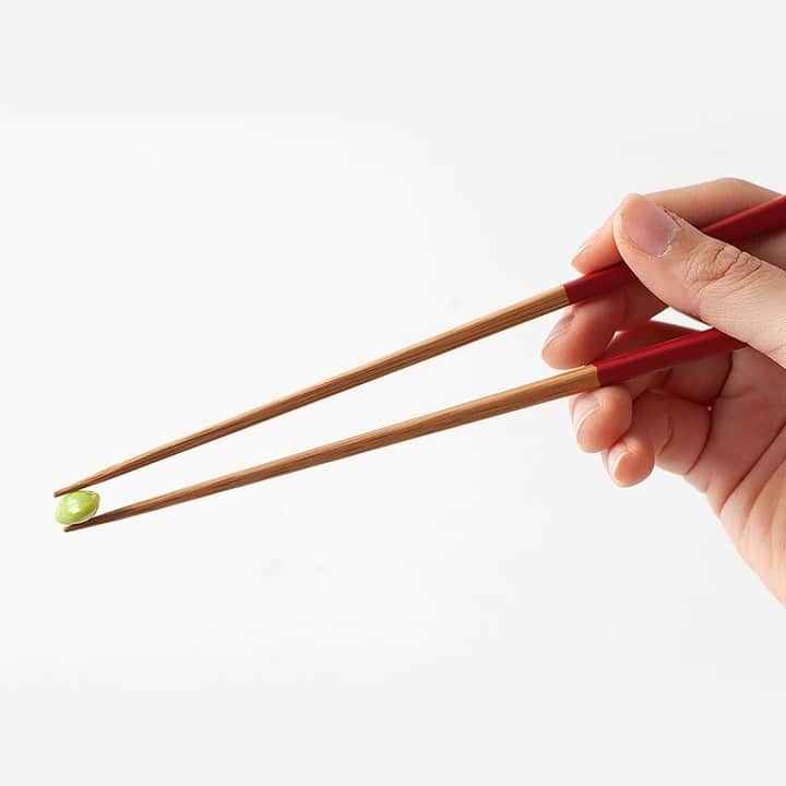 フリーデザインさんのインスタグラム写真 - (フリーデザインInstagram)「. 今年も残すところあと数日。 すっきりとした気持ちで新年を迎えるためのおすすめアイテム、「色箸」のご紹介です！ . 色箸をつくるのは、100年以上も京都で竹細工をつくり続けている老舗メーカー「公長斎小菅（こうちょうさいこすが）」。 しなやかで丈夫な竹材を使いつくられた箸は、すべりやすい豆や小さな米粒でもしっかりと掴むことができます。 長さは「大」と「小」の2サイズ、それぞれ全10色。家族の好みで揃えたり、季節や料理で使い分けしたりとセレクトが楽しめるのも魅力的です。 日本の食生活に欠かせない「箸」、毎日使うものだからこそこだわりたいですね。 . ▼詳細はプロフィールのリンクからご覧いただけます。 → @freedesign_jp . 【取扱店舗】 #フリーデザインオンラインショップ #フリーデザイン吉祥寺店 . #公長齋小菅 #公長斎小菅 #竹箸 #箸 #お箸 #おはし #日本のものづくり #日本の食卓 #日本の器 #くらし #暮らしの道具 #暮らしを楽しむ #丁寧な暮らし #丁寧なくらし #丁寧に暮らす #丁寧な生活 #ていねいな暮らし #ていねいなくらし #ていねいに暮らす #和食ごはん #和食 #食卓 #お膳 #madeinjapan #freedesign #フリーデザイン #吉祥寺 #kichijoji」12月28日 18時06分 - freedesign_jp