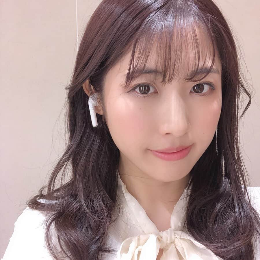 小谷津友里さんのインスタグラム写真 - (小谷津友里Instagram)「前髪みんなから評判がよくて、切って良かった〜😚😚💛1年の終わりだし誕生日も迎えたしということで 最近身の回りのものを新しく変えていて、  イヤホン新しくしました!!🧡 北欧デザインのオシャレなイヤホン♡☺️ ﻿ defunc(デファンク) TrueGO﻿ (@tk.crevita )﻿ ﻿ コンパクトサイズでも﻿ 14.2mmの大型スピーカー採用で﻿ 音が良いんです🥰﻿ ﻿ 普通のイヤホンとは違って、﻿ 耳の中に押し込まず﻿ 置くように装着するの👀﻿ ﻿ ﻿ 耳を圧迫せず鼓膜から少し距離を取るように設計されているから﻿ 外の音もちゃんと入ってくる🏃‍♂️﻿ ﻿ 車や電車の音や﻿ 人の声にちゃんと気づけるのがいい感じです♡﻿ ﻿ ﻿ ケースに入れると充電ができるタイプなので﻿ おうちでの充電はたまーにするだけ♡﻿ ﻿ おでかけのとき必須アイテムです😚﻿ ﻿さぁ今年もあと3日⭐️ 体調に気をつけて素敵な年末年始を過ごしてくださいね🥰 ﻿ ﻿ ﻿ #defunc #defuncglobal #truego #truewireless #CrevITa #クレヴィータ #PR #完全ワイヤレスイヤホン #Bluetoothイヤホン #ワイヤレスイヤホン #フルワイヤレスイヤホン #イヤホン女子 #LR間違えないで #ファッション #コーデ　#162cm #162cmコーデ  #こやゆりコーデ」12月28日 18時07分 - yurikoyatsu