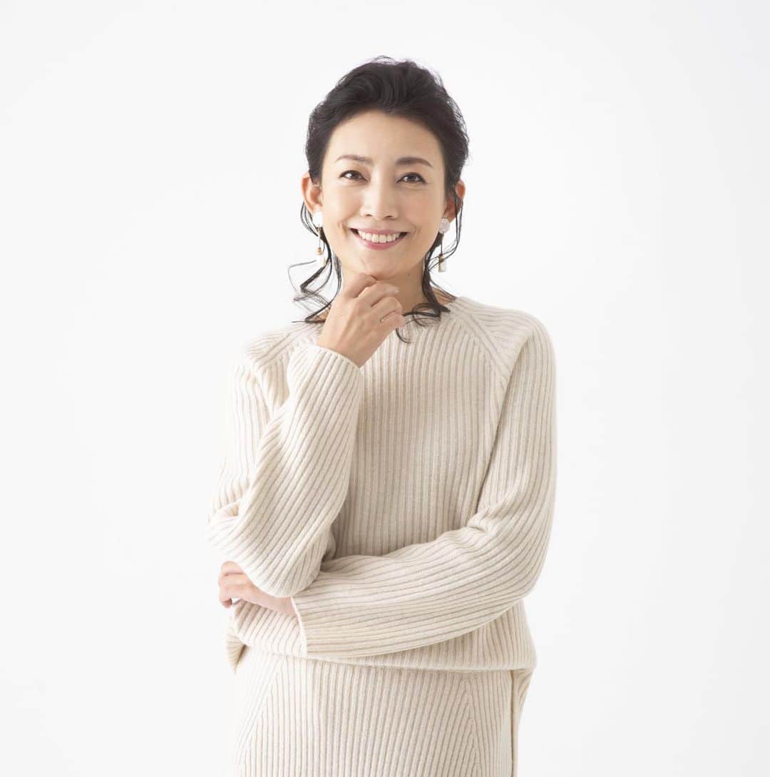 田中美里のインスタグラム：「お知らせしてませんでした！  12月21日に発売の『日経マネー』２月号にインタビュー記事が載っています。 東京写真美術館で１月２日からアンコール上映される 映画『二宮金次郎』のことも話していますので手にとってみてくださいね。  撮影／福知彰子  #日経マネー #二宮金次郎 #田中美里」