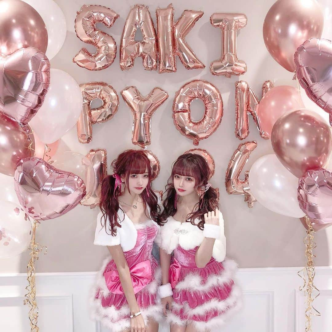 さきぼんさんのインスタグラム写真 - (さきぼんInstagram)「12/24 さきぴょんPINKクリスマスチェキ会ありがとうございました💗💗 . . イヴにわざわざ足を運んでくださり一緒に写真を撮ってくれて話してくれて本当に嬉しかったし、本当にたのしかったです💗 . ぴょんちゃんのファンだって子もおまけで写真撮ってくれたり話してくれたりありがとうね！ . . フォトスポットは1人で頑張ったよ( ⸝⸝ • ̫ • ⸝⸝ ) 次回は2/9 またあの4人で😌 空けといてねー🧸🎀(匂わせ) . お手伝いゲスト @heyhy_exid  @majima__goro . . 協賛 @eclat_yusuketokita  @aniplaballoon  @fruitbouquet.japan . . . #さきぴょん🖤 #チェキ会 #チェキ #twins #girls #双子 #双子コーデ #pink #ピンク #ピンククリスマス #pinkchristmas #クリパ #クリスマスパーティー #christmasparty #さきぼんクリスマス🎄 #さきぼんオフ会」12月28日 18時22分 - sakibon69