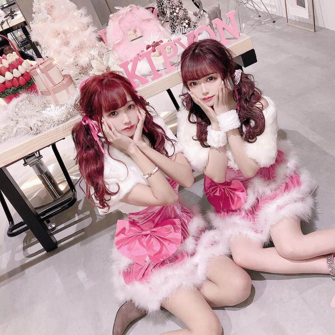 さきぼんさんのインスタグラム写真 - (さきぼんInstagram)「12/24 さきぴょんPINKクリスマスチェキ会ありがとうございました💗💗 . . イヴにわざわざ足を運んでくださり一緒に写真を撮ってくれて話してくれて本当に嬉しかったし、本当にたのしかったです💗 . ぴょんちゃんのファンだって子もおまけで写真撮ってくれたり話してくれたりありがとうね！ . . フォトスポットは1人で頑張ったよ( ⸝⸝ • ̫ • ⸝⸝ ) 次回は2/9 またあの4人で😌 空けといてねー🧸🎀(匂わせ) . お手伝いゲスト @heyhy_exid  @majima__goro . . 協賛 @eclat_yusuketokita  @aniplaballoon  @fruitbouquet.japan . . . #さきぴょん🖤 #チェキ会 #チェキ #twins #girls #双子 #双子コーデ #pink #ピンク #ピンククリスマス #pinkchristmas #クリパ #クリスマスパーティー #christmasparty #さきぼんクリスマス🎄 #さきぼんオフ会」12月28日 18時22分 - sakibon69