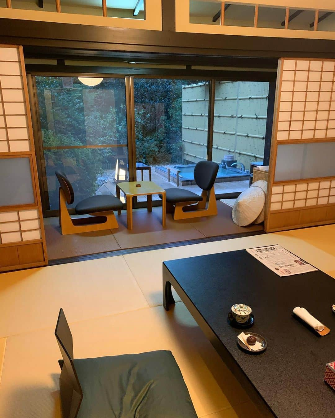 MARISさんのインスタグラム写真 - (MARISInstagram)「I’m in love with this Ryokan 🌲❤️ We found the best spot in Ito Shizuoka♨️ たくさん質問来てたけど伊東に来たんだ❤️ 離れの静かな露天風呂付きのお部屋に宿泊したんだ♨️ 温泉が気持ち良すぎて入っては食べてまた入っての繰り返し❤️ 自然に囲まれていて本当に癒された🌲🎄🌲❤️ 来年は忙しくなりそうなので今年最後は長居できてゆっくりパワーチャージ♨️🧖‍♂️🧖‍♀️❤️ #最後の壁の写真1個前にも載せてた😂 ・ ・ ・ ・ ・ ・ #japan #japaneseculture #日本 #nippon #onsen #伊東温泉 #winter #pretty #beautiful #beautifuljapan #hotspring #happyholiday」12月28日 18時23分 - marristea