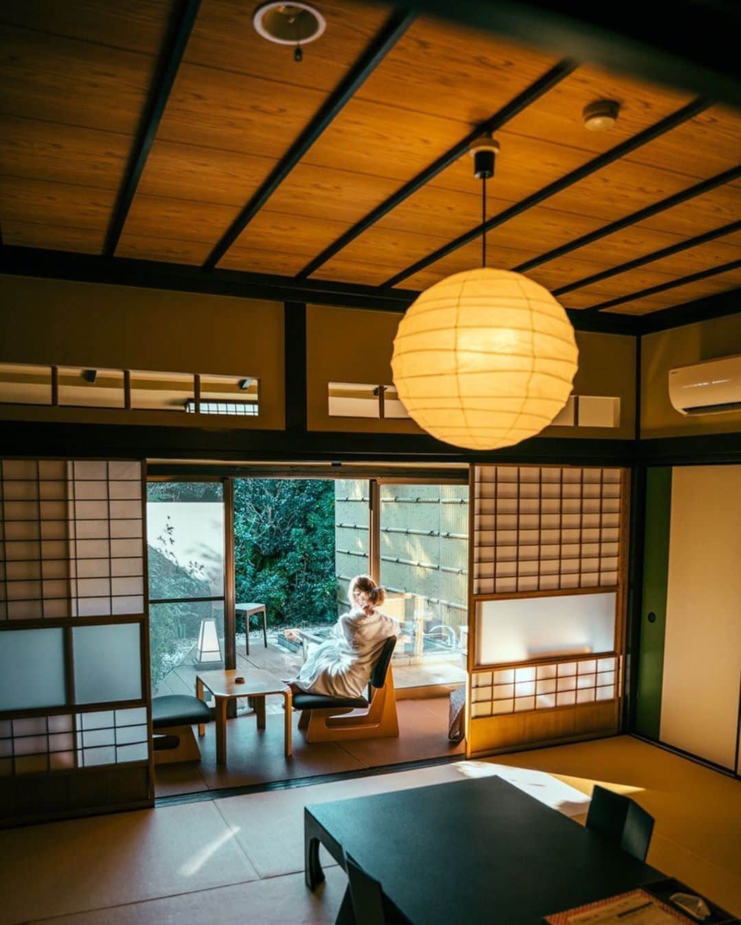 MARISのインスタグラム：「I’m in love with this Ryokan 🌲❤️ We found the best spot in Ito Shizuoka♨️ たくさん質問来てたけど伊東に来たんだ❤️ 離れの静かな露天風呂付きのお部屋に宿泊したんだ♨️ 温泉が気持ち良すぎて入っては食べてまた入っての繰り返し❤️ 自然に囲まれていて本当に癒された🌲🎄🌲❤️ 来年は忙しくなりそうなので今年最後は長居できてゆっくりパワーチャージ♨️🧖‍♂️🧖‍♀️❤️ #最後の壁の写真1個前にも載せてた😂 ・ ・ ・ ・ ・ ・ #japan #japaneseculture #日本 #nippon #onsen #伊東温泉 #winter #pretty #beautiful #beautifuljapan #hotspring #happyholiday」