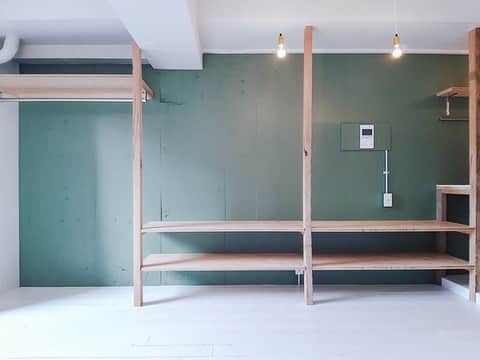 グッドルームさんのインスタグラム写真 - (グッドルームInstagram)「東京 #中延 ワンルーム 30.69㎡⁠ ⁠ ▼森小屋〈モダンver.〉⁠ ⁠ 白塗りの杉材を使用した無垢床を⁠ 白とモスグリーンのコンクリートが挟む。⁠ ⁠ グリーンに添えられた無垢材のオープン収納と⁠ レールから吊り下げられたランプによって⁠ 森小屋のような雰囲気に……。⁠ ⁠ 森小屋〈モダンver.〉と言うにふさわしい、⁠ 落ち着きのあるデザインのワンルームです。⁠ ⁠ 9.2帖の広さがあるので、程良い余白を持たせた⁠ ゆったりとした一人暮らしが送れそうですよ。⁠ ⁠ 家具もぜひ、無垢材の明るい色調のものを。⁠ 床の雰囲気に合わせ、白で統一すると◎⁠ あるいは森をイメージして、グリーンや⁠ ブラウン、グレーなどを合わせても良さそう。⁠ ⁠ ⁠・⁠ ⁠ ところでみなさま、年末のおやすみはいかがお過ごしでしょうか？⁠ 明日から３日間、グッドルームのインスタグラムで今年もっとも「いいね！」を獲得したお部屋、上位3件をご紹介します！⁠ ⁠ ・⁠ ⁠ こちらの物件は実際に住めるお部屋です。詳細はストーリー、ハイライトにて！⁠ ・⁠ こだわりのお部屋探しは、@goodroom_jp から URLをチェック！⁣⁣⁣⁣⁣⁣⁣⁣⁣⠀⁣⠀﻿⁠ ・⠀﻿⁠ ※最新のお家賃につきましては、リンク先物件ページからご確認ください。⁠ ⁠ ・⁠」12月28日 18時29分 - goodroom_jp