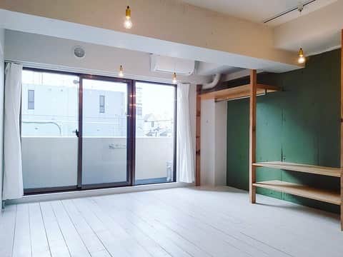 グッドルームさんのインスタグラム写真 - (グッドルームInstagram)「東京 #中延 ワンルーム 30.69㎡⁠ ⁠ ▼森小屋〈モダンver.〉⁠ ⁠ 白塗りの杉材を使用した無垢床を⁠ 白とモスグリーンのコンクリートが挟む。⁠ ⁠ グリーンに添えられた無垢材のオープン収納と⁠ レールから吊り下げられたランプによって⁠ 森小屋のような雰囲気に……。⁠ ⁠ 森小屋〈モダンver.〉と言うにふさわしい、⁠ 落ち着きのあるデザインのワンルームです。⁠ ⁠ 9.2帖の広さがあるので、程良い余白を持たせた⁠ ゆったりとした一人暮らしが送れそうですよ。⁠ ⁠ 家具もぜひ、無垢材の明るい色調のものを。⁠ 床の雰囲気に合わせ、白で統一すると◎⁠ あるいは森をイメージして、グリーンや⁠ ブラウン、グレーなどを合わせても良さそう。⁠ ⁠ ⁠・⁠ ⁠ ところでみなさま、年末のおやすみはいかがお過ごしでしょうか？⁠ 明日から３日間、グッドルームのインスタグラムで今年もっとも「いいね！」を獲得したお部屋、上位3件をご紹介します！⁠ ⁠ ・⁠ ⁠ こちらの物件は実際に住めるお部屋です。詳細はストーリー、ハイライトにて！⁠ ・⁠ こだわりのお部屋探しは、@goodroom_jp から URLをチェック！⁣⁣⁣⁣⁣⁣⁣⁣⁣⠀⁣⠀﻿⁠ ・⠀﻿⁠ ※最新のお家賃につきましては、リンク先物件ページからご確認ください。⁠ ⁠ ・⁠」12月28日 18時29分 - goodroom_jp