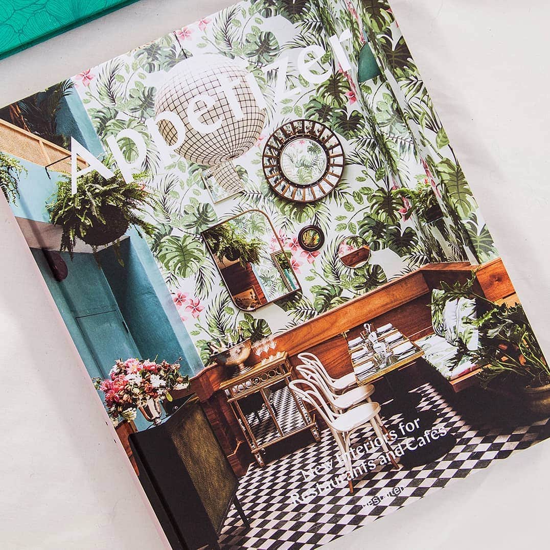 ベンシモンのインスタグラム：「Programme du week-end : explorer les rues de Paris et s'arrêter à la librairie @librairieartazar pour feuilleter sans fin ses ouvrages regorgeants d'inspiration 🍃 ​ 🇬🇧 Saturday program: walk around Paris and stop at the @librairieartazar bookstore to leaf through the endless books full of inspiration 🍃 ​ #Paris #holidays #winter #Christmas  #xmas #snow」