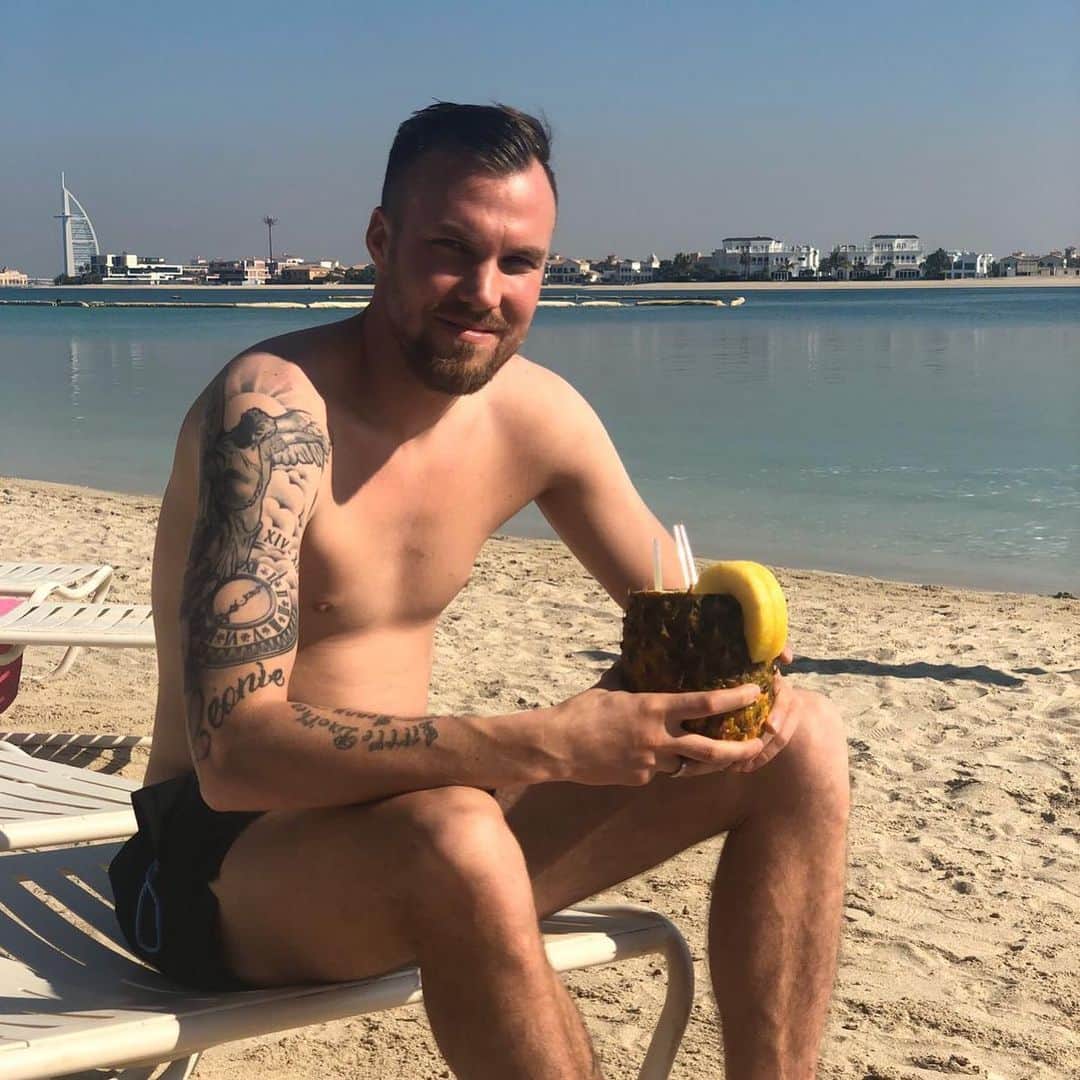 ケヴィン・グロスクロイツのインスタグラム：「So lässt es sich aushalten ✅ 🍍☀️🏖」
