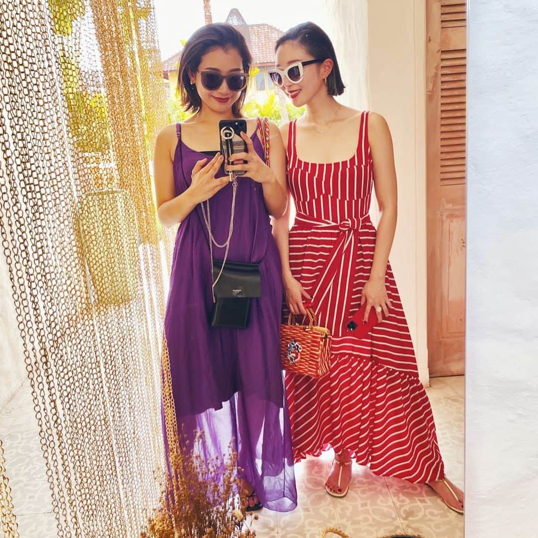 のインスタグラム：「🌺🌈🌴 今日もカラフルなふたり🌺 おしゃんなカフェでlunchした🥰 #bali#fashion #bff#anritravelgram #balicafe#バリ #あんとまいの冬休み」