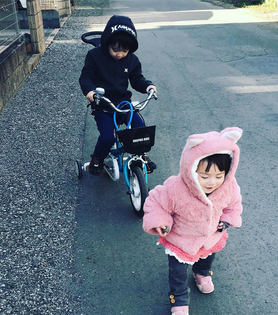 佐藤康恵さんのインスタグラム写真 - (佐藤康恵Instagram)「子供は風の子？ って言ったって、風冷たくて、鼻水垂れてくるし💦日が出ていると少しはあったかいよね☀️4歳の息子はまだ補助輪は取れませんが、後ろの補助棒が取れて、やっと自力で漕げるようになって、楽しそう❣️息子の大好きなのは『ブレーキ』をかけること。 1歳4ヶ月の娘は、石を拾っては、お兄ちゃんのカゴに入れてる(^^) チームワークバッチリですね😊👍 #ナイスチームワーク #兄弟 #佐藤康恵 #女優 #モデル #yasuesato #official #model #actress」12月28日 18時53分 - yasuesato.official