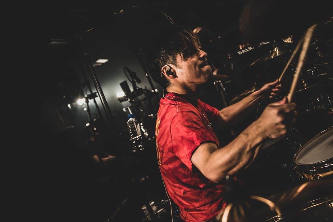 桜井誠のインスタグラム：「この腕筋嘘みたいだろ？ 影ってスゲーな photo by @nekoze_photo」