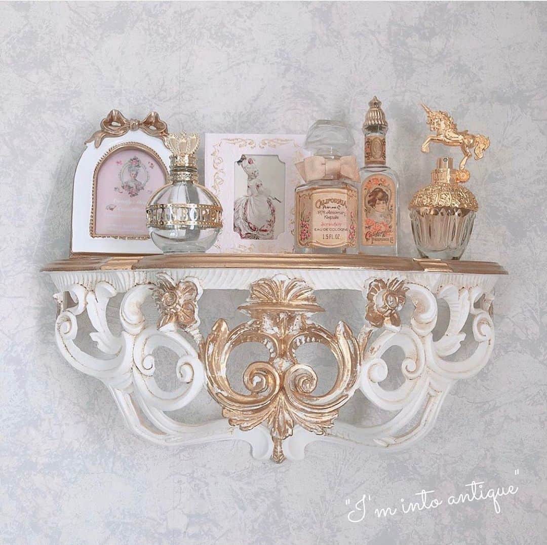 のインスタグラム：「@pink_3_glitter さんのitem紹介🐇♡ . . #インテリア . . 最近は頻繁に蚤の市やantique fairへ行きvintage bottleとCandle stand 等を中心にgetしています💗 こちらは全てだいぶ前にgetしたitem☝️✨ 先日のantique fairでの購入品はまたそのうちに😉💓 . . 我が家のお気に入りshelfには そんなお気に入りのvintage bottleを飾って楽しんでいます😌💖 . . #girls #pinkt #ウォールシェルフ#wallshelf #antique#vintage#アンティーク#ビンテージ#bottle#vintagebottle#香水#annasui #フォトフレーム#photoframe#ローズキャラメル#Rosecaramel#インテリア#ディスプレイ#雑貨#ガーリー#女子部屋#かわいい#おしゃれ #インテリア#インテリア雑貨」