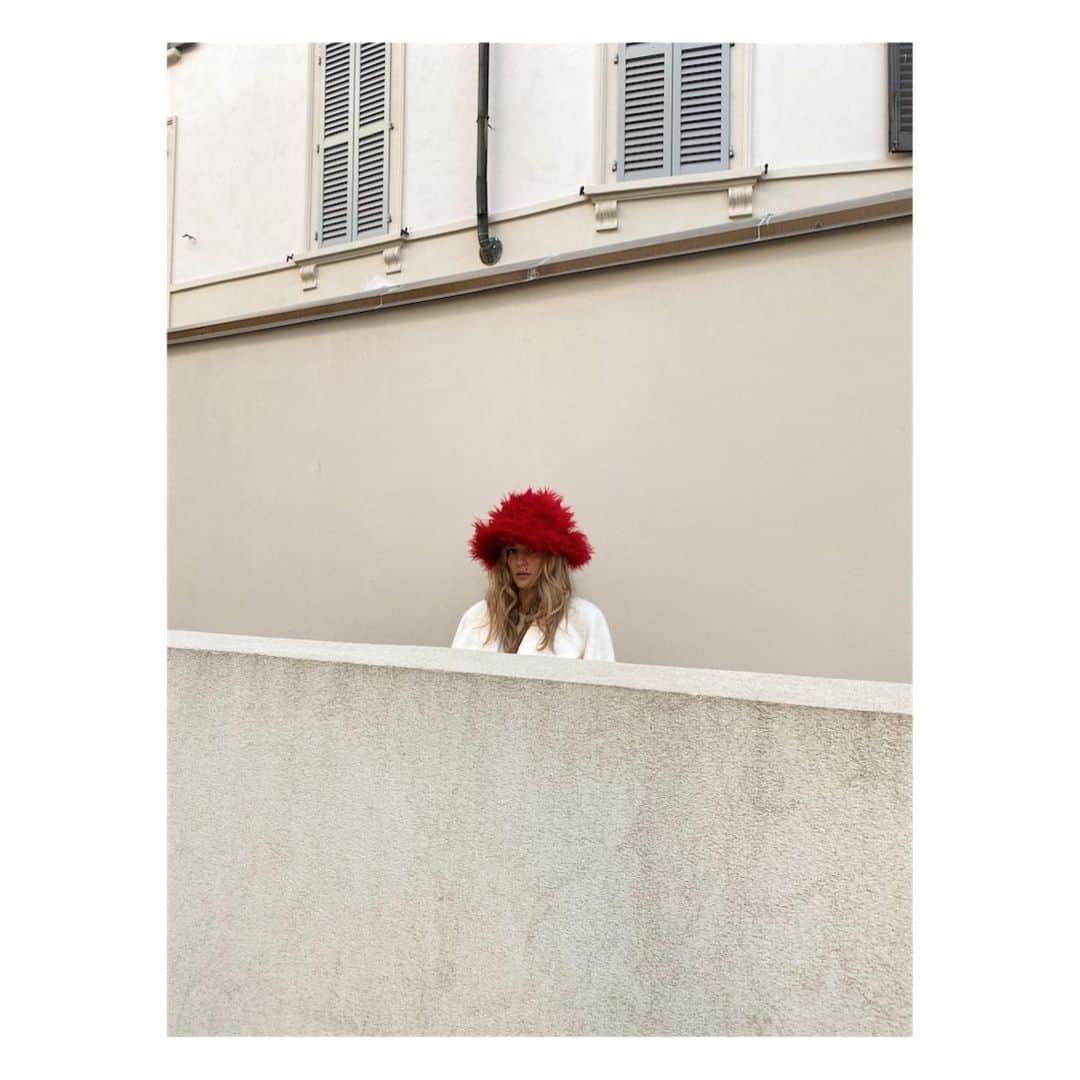 エレオノーラ・カリシのインスタグラム：「Tanto lo so,  che a me, ci pensi... raramente. cit 🌹」