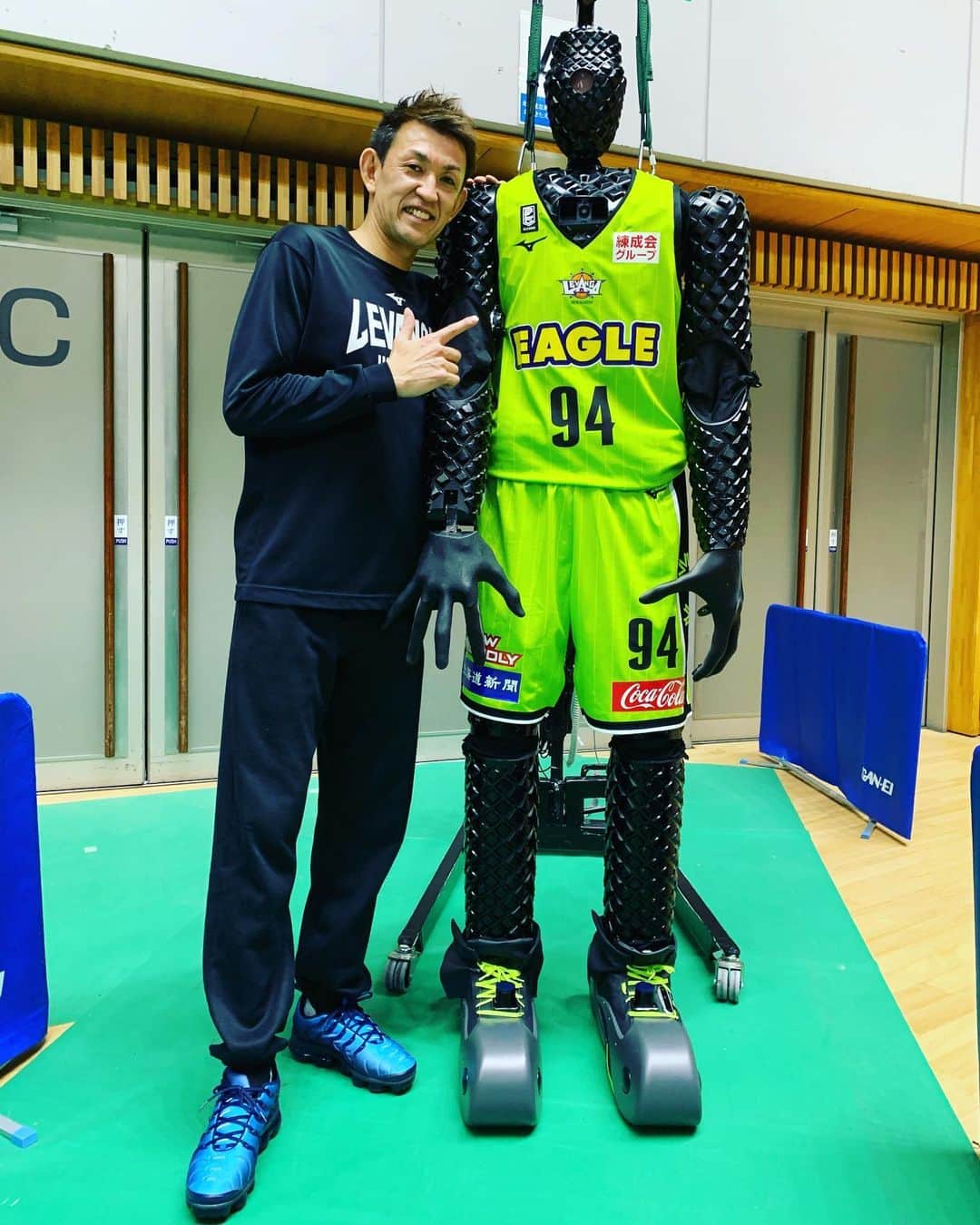 折茂武彦のインスタグラム：「レバンガ北海道のSG、チームメイトのCUE4と。🦾🦾🦾 .  #AIバスケットボールロボット #現在レバンガに期限付移籍中 #アルバルク東京 #TOYOTA」