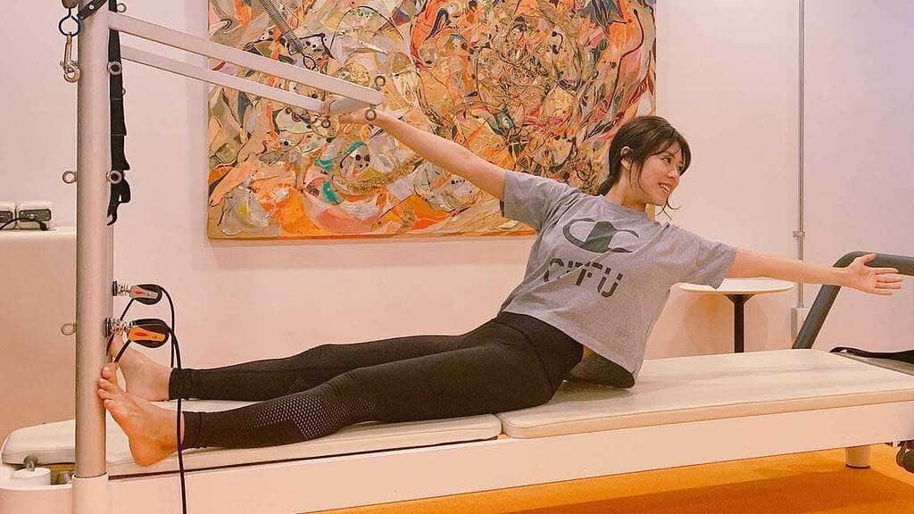 わちみなみのインスタグラム：「Tarzanブログ更新しました😄﻿ ストーリーズからとべます！﻿ ﻿ ぎっくり腰してたので、、😰笑﻿ Tarzanでお世話になった菅原さんのもとで﻿ ストレッチなどメインにお願いしました🙇‍♂️﻿ @junzi9 ﻿ ピーターパンみたいな写真)^o^(﻿ 菅原さんは写真撮るのうまいです笑 ﻿ #ピラティス #Tarzan」
