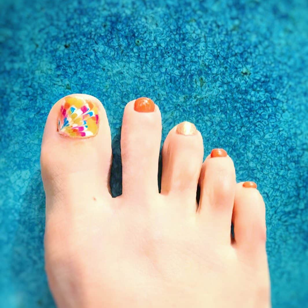 アンミカさんのインスタグラム写真 - (アンミカInstagram)「バカンスネイルは💅、かき氷🍧みたいなカラーと、ヒトデや貝殻が乗った夏仕様に🐚✨ 足の指は、オレンジ系のカラフルピーコック🦚✨ 。 #自分の体の中でいちばん目にするパーツが手だから爪もバカンス仕様に🌺 #足の指は中指はもっとタコがあるけど明るくしたら不自然に飛んでしまった。 #爪の形がサッカーやキックベースをしていたから潰れて小さいのがコンプレックス💦 #summernail #vacation」12月28日 18時56分 - ahnmikaofficial