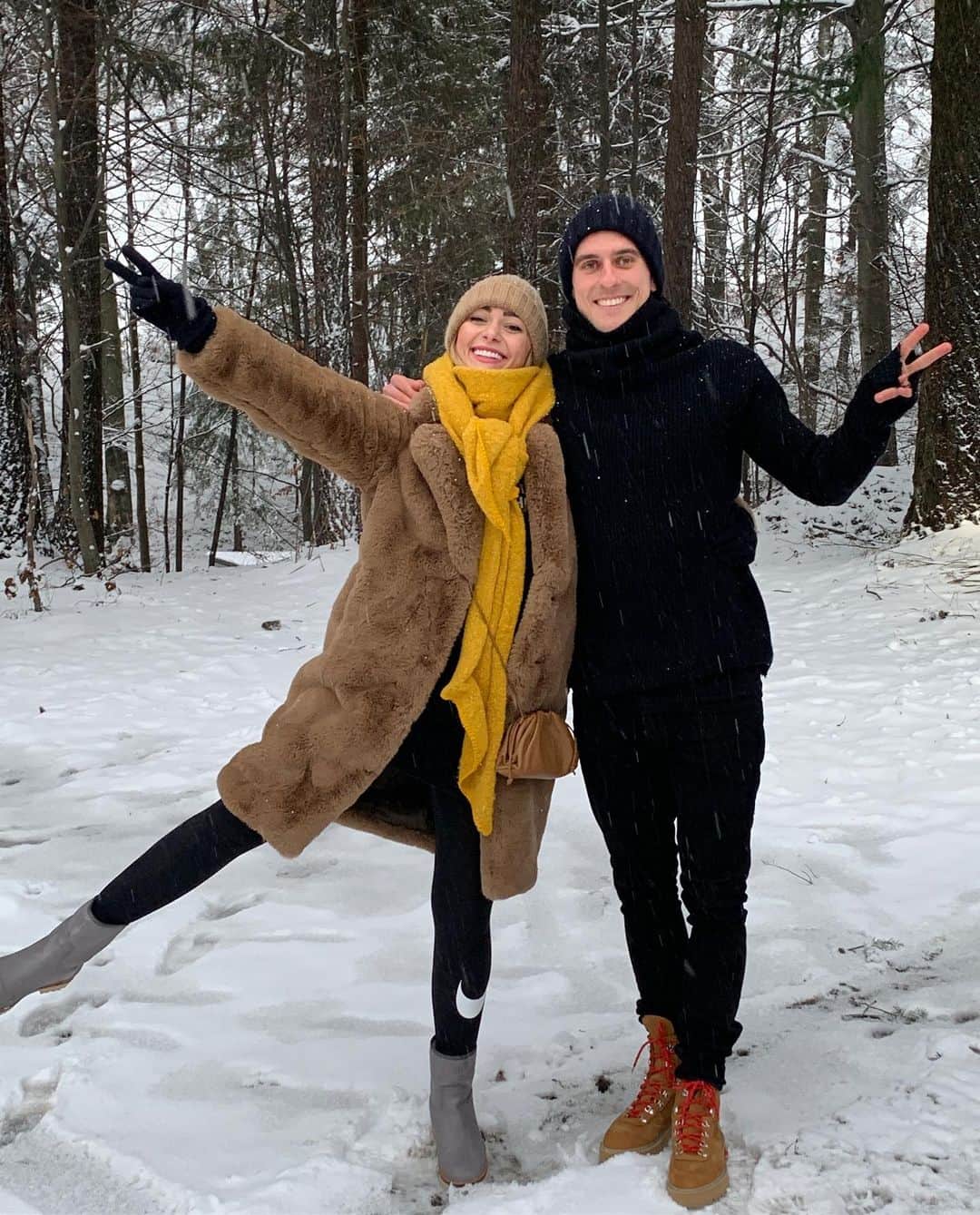 アルカディウシュ・ミリクのインスタグラム：「La Bella @jessica_ziolek e la Bestia...nel bosco🎄❤️ The Beauty and the Beast....in the Wood 🎄❤ Piękna i Bestia... w lesie🎄❤」