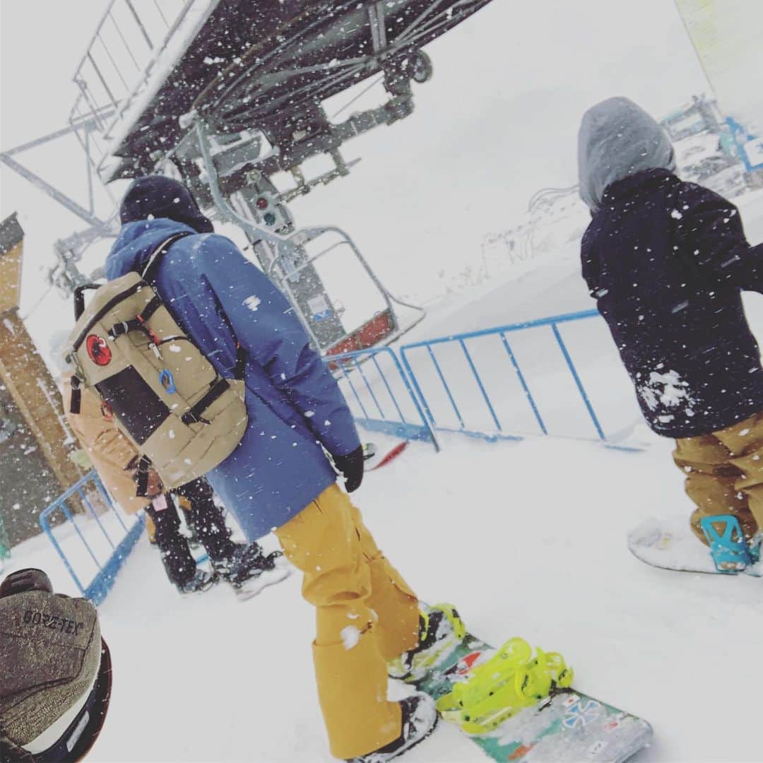 上村知世さんのインスタグラム写真 - (上村知世Instagram)「いい感じで雪になってきたー！！☃️❄︎ 今日はお兄ちゃんと甥っ子と4人で山へ！ 小さな彼も楽しかったようですw #snow #snowboarding #lifeiswinterwonderland #liww #冬llfe #winter #japow #かぐらスキー場 #田代エリア #スノボデート #小さな彼 @estivo_jp @capita_japan @unionbinding_japan @deeluxeboots_japan」12月28日 19時01分 - tomose0207