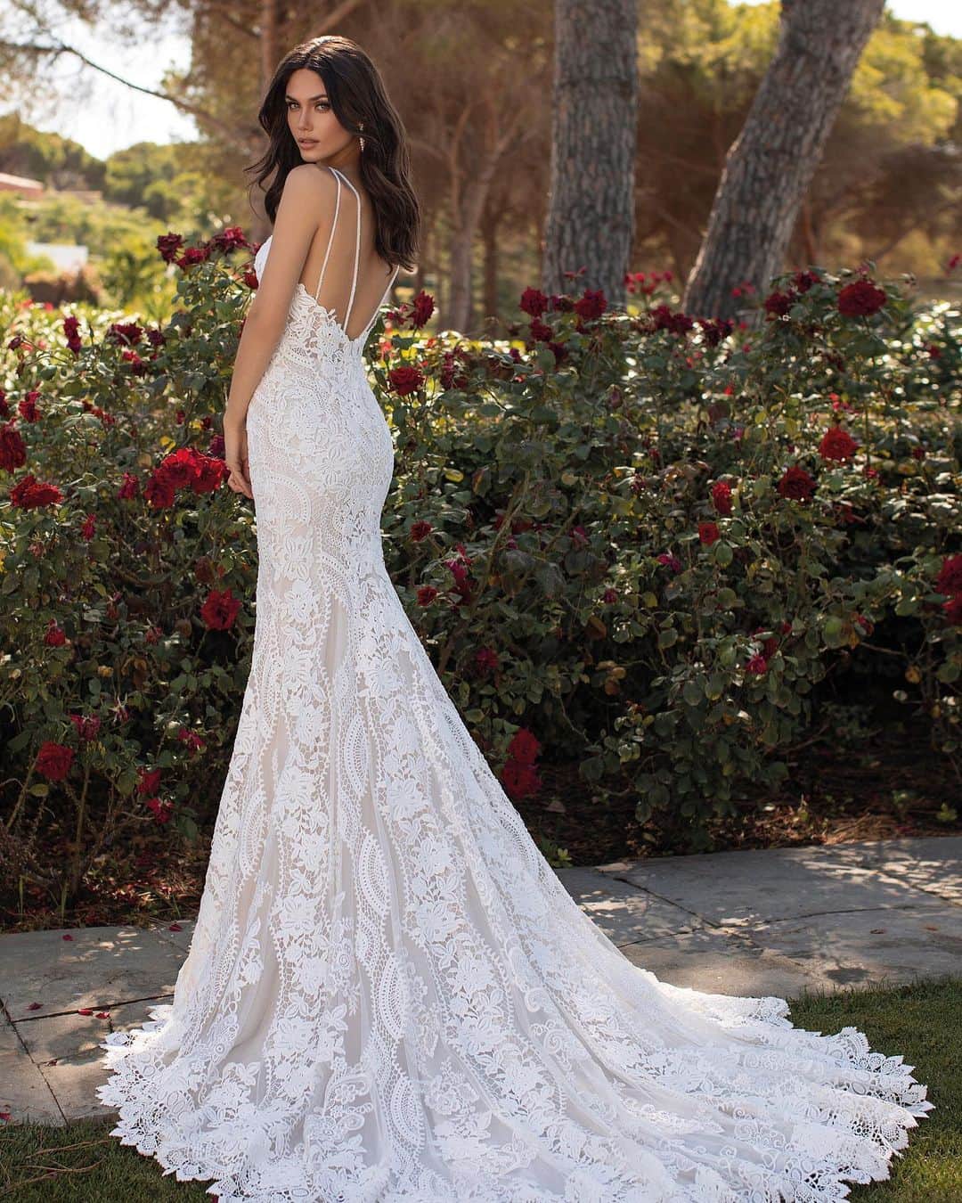 Pronoviasさんのインスタグラム写真 - (PronoviasInstagram)「Mermaid silhouette and exquisite textured lace. Meet Floriana from the Contemporary Goddess Collection! Link in bio to discover more.」12月28日 19時01分 - pronovias