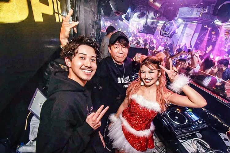 鈴木まりなのインスタグラム：「2019/12/24 ジラフありがとうございました！   超ー煮えてて楽しかった！ 大阪の盛り上がり最強🤙🏽🔥   クリスマスイブにDJって最高🎅🏻❤️      #dj #girlsdj #femaledj #asiandj #Japanesedj #djlife #djingismylife #djinglife #djlifestyle」