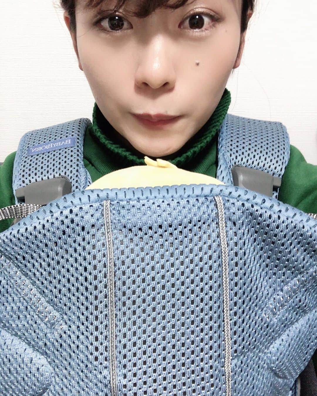 のインスタグラム：「. サンタさんからもらった プレゼントにワクワクし過ぎて 久しぶりにぬいぐるみと一緒に おママごとした🤱💓笑 . . . #マタニティ記録 今後のために記録していこうと思います♡ . 5ヶ月の妊婦検診にて 妊婦前より4キロ増量。 先生にゲキ怒られ クリスマスとお正月は 食べ過ぎないでね！ 次の月までに1キロも増えないように。と厳しく喝をいれられました。 . マタニティライフ 赤ちゃんのためにと思い 頑張ろうとするものの 体重制限がこんなにも厳しいなんて 予想外で苦労中😫😫😫 . 増やしたくないけど 栄養も取らなきゃだし〜 どうしたらいいの〜💦💦 . #妊婦 #妊婦検診 #妊婦検診の体重測定が恐怖 ↑ハッシュタグがあったから 使ってみた😂 . #babybjorn #抱っこ紐 #ベビーキャリアonekai #メッシュ #サンタさん #プレゼント #妊婦記録 #妊婦生活 #マタニティ #マタニティライフ #instagood #instalike #followme」