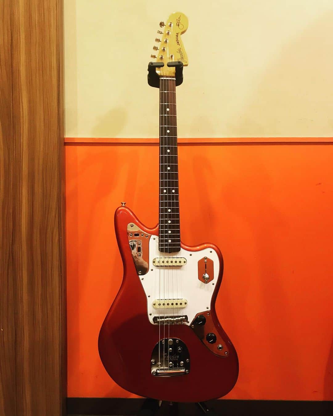 米田貴紀のインスタグラム：「少し早いけど、自分への誕生日プレゼントにギターを買いました🎸 ジャガーさんです🙏  #夜の本気ダンス #fender #jaguarjohnnymarr」