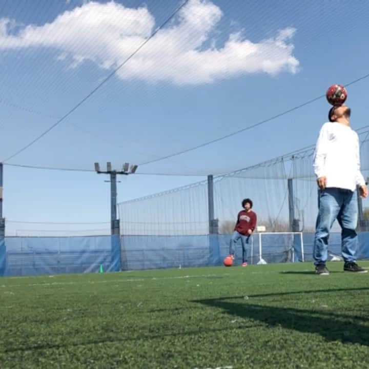 横田陽介のインスタグラム：「動画 of the year🎥⚽️💥 @gyozafsfb  #soccer #football #ballbeatcrew #trickshot #KBJlife」