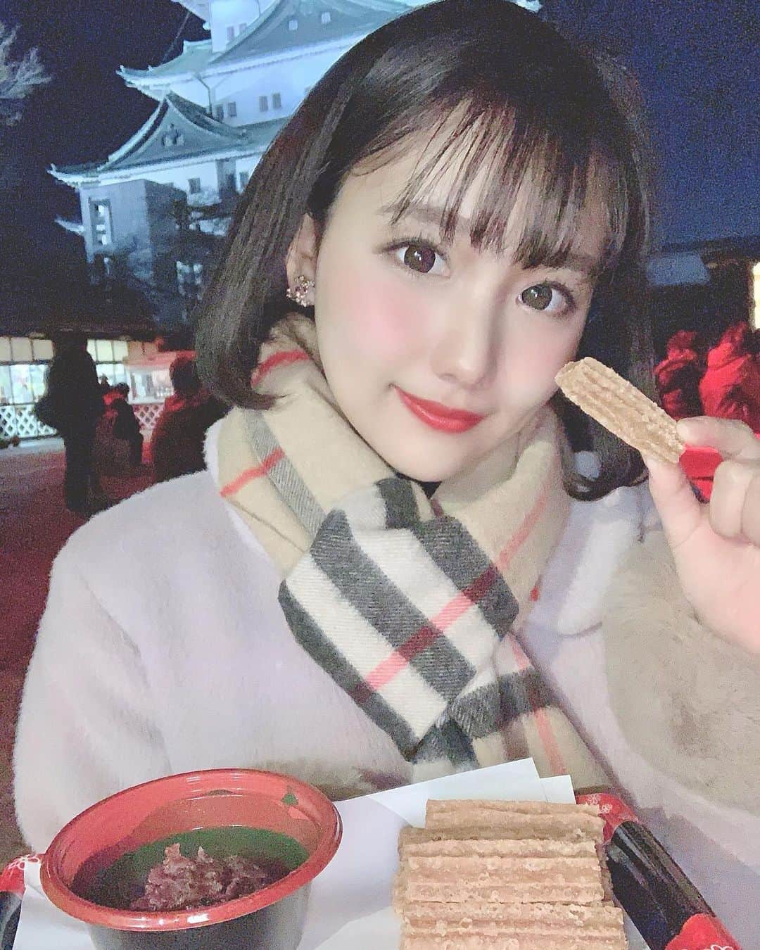 加藤里奈さんのインスタグラム写真 - (加藤里奈Instagram)「. 名古屋城夜会に行ってきた〜🏯💫 . 夜の名古屋城、こんなに綺麗だとは思わなかった🥺💓 食べ物もとっても美味しかったほんとに食べて欲しい！😲😂 . コロッケもう一個食べたい。。笑 写真で食べてるのはチュロスだよん♡ . イルミネーションも、プロジェクションマッピングもロマンチックで綺麗だった〜♡ . @nagoya_castle_yakai . #ootd #fashion #instafood #instagram #instalike  #hairstyle #outfit #code #coordinate #style #stylepoint #instafashion #instagood #instalike #ファッション #撮影 #ヘアアレンジ #名古屋城夜会 #名古屋城 #プロジェクションマッピング #イルミネーション #名古屋 #NAGOYA CASTLE #YAKAI #NAGOYA」12月28日 19時17分 - katoco0326
