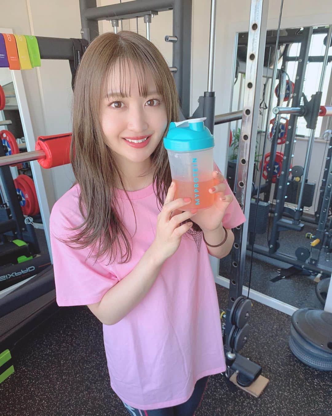のインスタグラム：「♡ . 年内ラストのトレーニングを クリスマスに。。🏋️‍♀️🎄💕💕笑 . 今回は尻トレ☺️💓💓 単独LIVEが近いので程よい感じに してもらいました💎✨笑 . 22marketで新しいTシャツ ゲットしたので早速着ました👕🌸 新しいお洋服ってテンション上がる🥺❤️ . #lygym #personaltraining #training #personalgym #gym #パーソナルトレーニング #パーソナルジム #パーソナル #ジム #栄パーソナル #栄トレーニング #栄ジム #さわージム #沢井里奈」