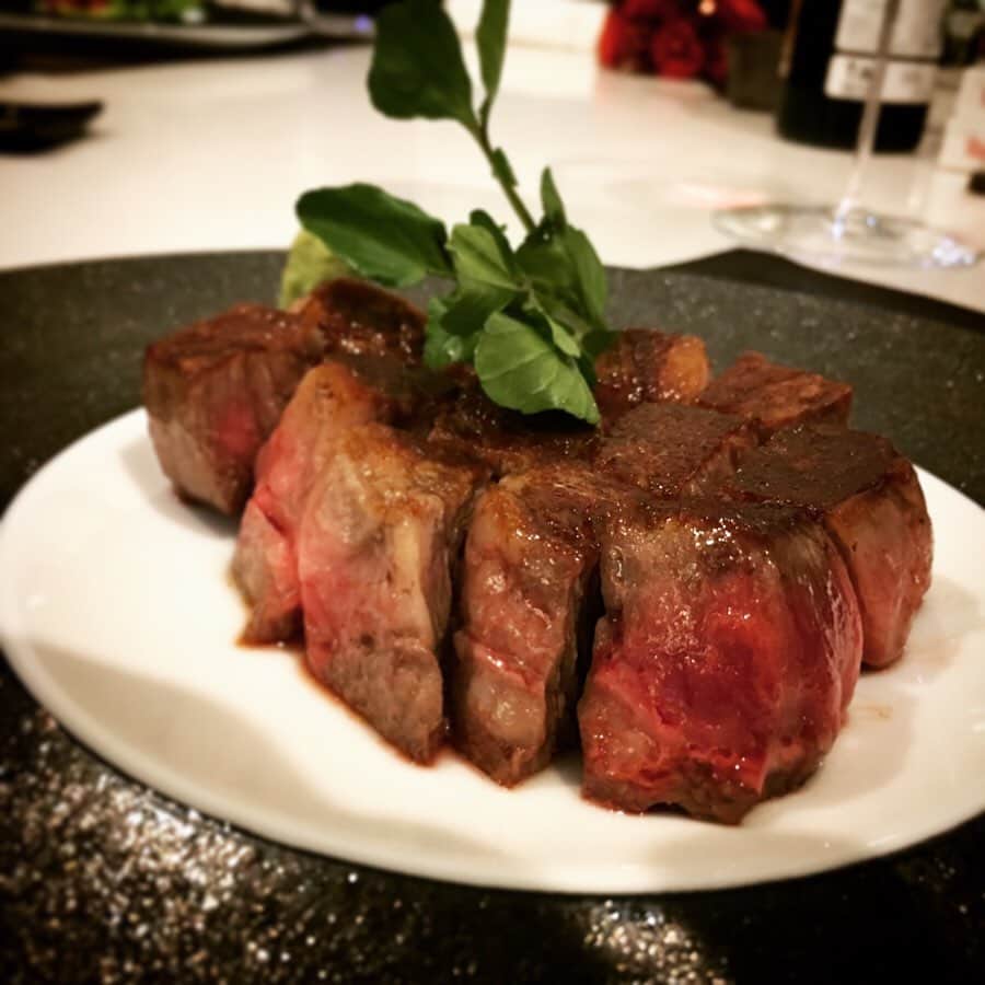粟生隆寛のインスタグラム：「2019芝KOSO納め🥩 今年も美味しいお肉をありがとうございました 来年もよろしくお願い致します🙇🏻‍♂️ . #芝koso本店 #ステーキ」