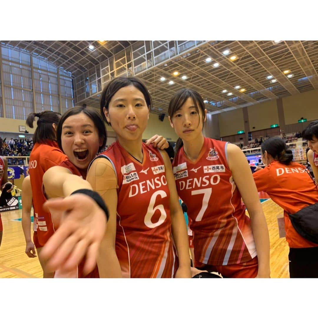 早坂梢依さんのインスタグラム写真 - (早坂梢依Instagram)「17勝目🐝⭐️ 年内最後の試合勝って終われてよかった〜！ . そして今日でレギュラーラウンド1位通過決定しました！🤝 . 2019年もたくさんの応援ありがとうございました！ 2020年もエアリービーズと、バレーボールの応援よろしくお願いします♩ 1人でもバレーボールファンが増えて身近でメジャーなスポーツになりますように😊 来年もエアリービーズみんなで頑張ります💪 . 1月4日5日は今シーズンラストのホームゲーム！ お時間ある方は是非会場へお越し下さい♩ . みなさん、良いお年を〜♩ . #densoairybees  #デンソーエアリービーズ #vリーグはバレーだよ  #volleyball  #🐗 #🐭」12月28日 19時23分 - kozue_hayasaka