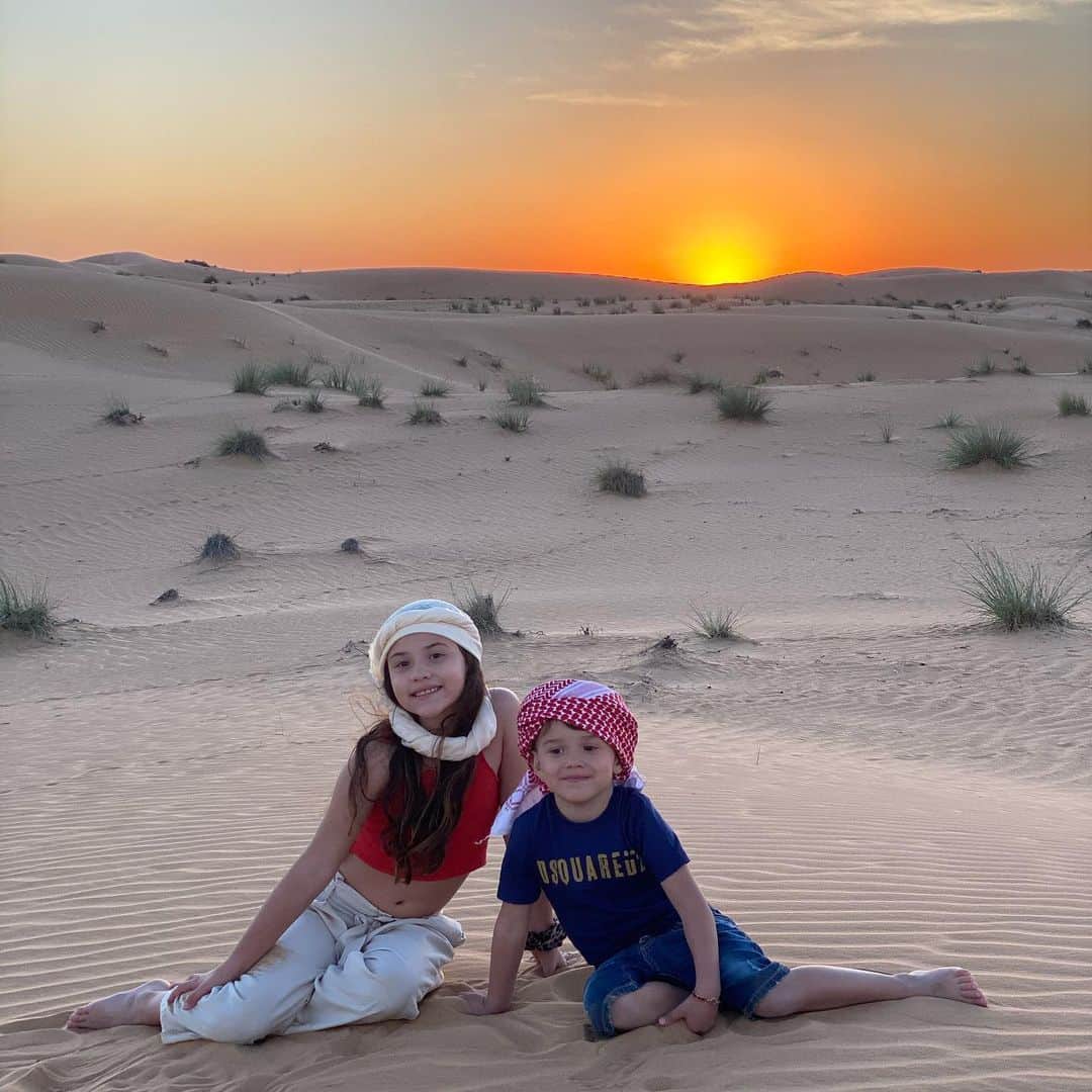 ジェシカ・スターリングのインスタグラム：「Regalos de Dios🌅 lugares con su propia magia✨ #sunset #nofilter #onelove #mylife #dulceymaxi」