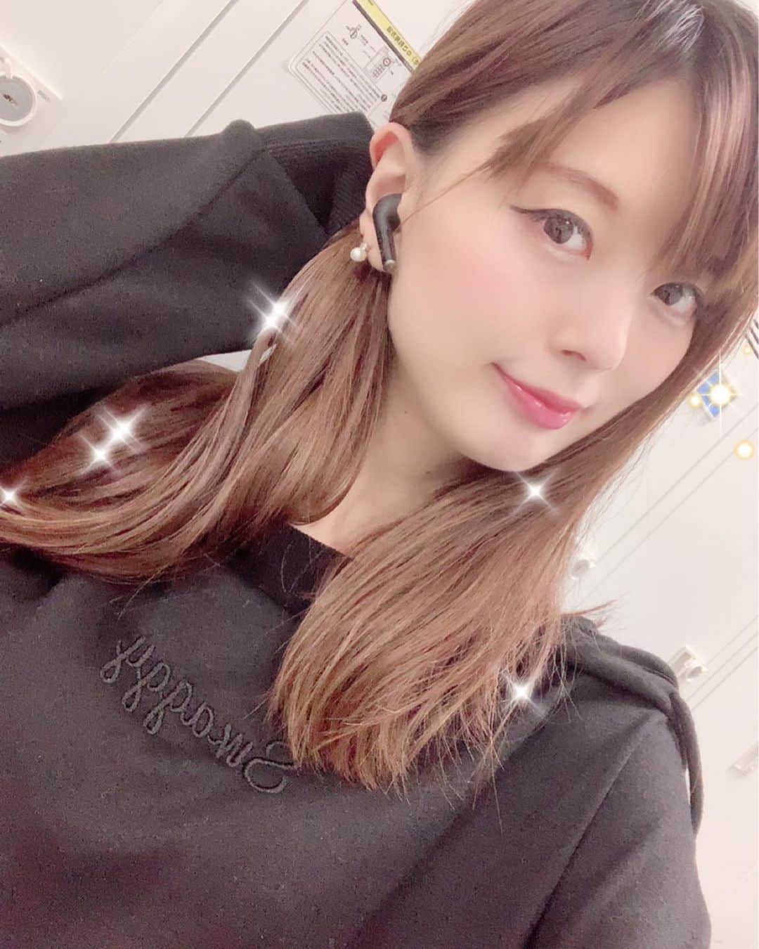 のインスタグラム：「☺︎今日のコーデ☺︎ 最近メンズコーデ多めだからお洋服に合わせてブラックのイヤホン🎧を新調したよ😊💓 * *  完全ワイヤレスイヤホンdefunc🎶🎧 * 装置感が今まで使った中で1番良くて14.2mmの大型スピーカーが採用されてるからダイナミックで良質な音を 楽しめるんだよー◡̈✨ * * 通常のカナル型のイヤホンとは違って耳に押し込むと落ちやすくなるんだけど耳に置いて下に引っ張るイメージで装着すると落ちにくいよ😊💓 * * 通勤時の必須アイテム🎶🎧最近、髭ダンリピめ😊 リンクはこちら⬇️ https://www.crevita.net/c/maker/gr64/defunc-truego-01 * * @tk.crevita #defunc  #defuncglobal  #truego  #truewireless  #CrevITa  #クレヴィータ #PR  #完全ワイヤレスイヤホン  #Bluetoothイヤホン  #ワイヤレスイヤホン  #フルワイヤレスイヤホン  イヤホン女子  #LR間違えないで  #ファッション #コーデ」