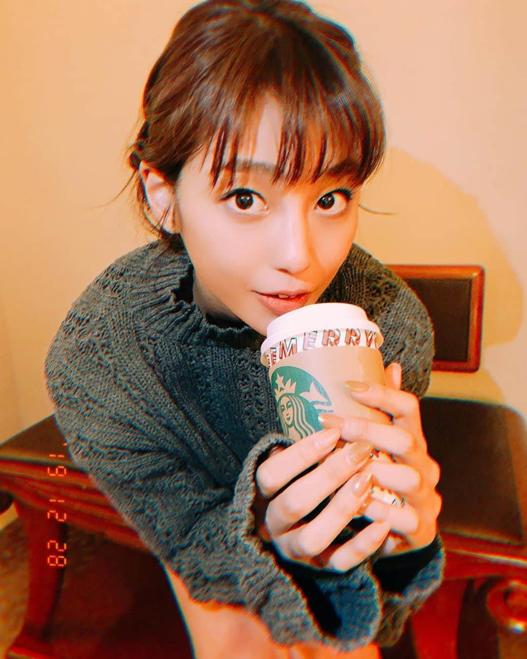 岡副麻希さんのインスタグラム写真 - (岡副麻希Instagram)「🍓﻿ 2019年、仕事納めました😊🎺﻿ ﻿ 喋るの苦手だし絶対無理！できない！って﻿ 言ってた分野に足を踏み入れた一年でした。﻿ でも、いざお邪魔してみるとすごく楽しくて、﻿ そこの人たち、空間があたたかくて、﻿ 新しい世界を教えてもらって、知って﻿ たくさんの好き！！が増えました☺️💓﻿ ﻿ #ありがとうございました#🥺 ﻿ ﻿ #仕事納め﻿ #starbucks#スタバ﻿ #イントネーション問題﻿ #ハイビスカスティー が好き😍💕﻿ マネージャーさんがいろんな角度から撮ってくれた中の一枚笑笑#📸#🙇🏽‍♀️」12月28日 19時26分 - maki_okazoe_official