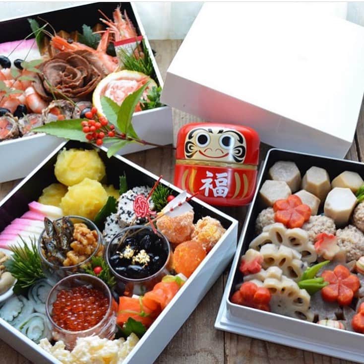 Locariのインスタグラム：「【早めに作って年明けはのんびり♡お重が華やぐ「定番おせちレシピ」8選】 ぜひ記事をチェックしてみてください♡ . photo by @abimaru7　さん . . . #おせち#おせち料理 #おうちごはん#手作りおせち#レシピ」