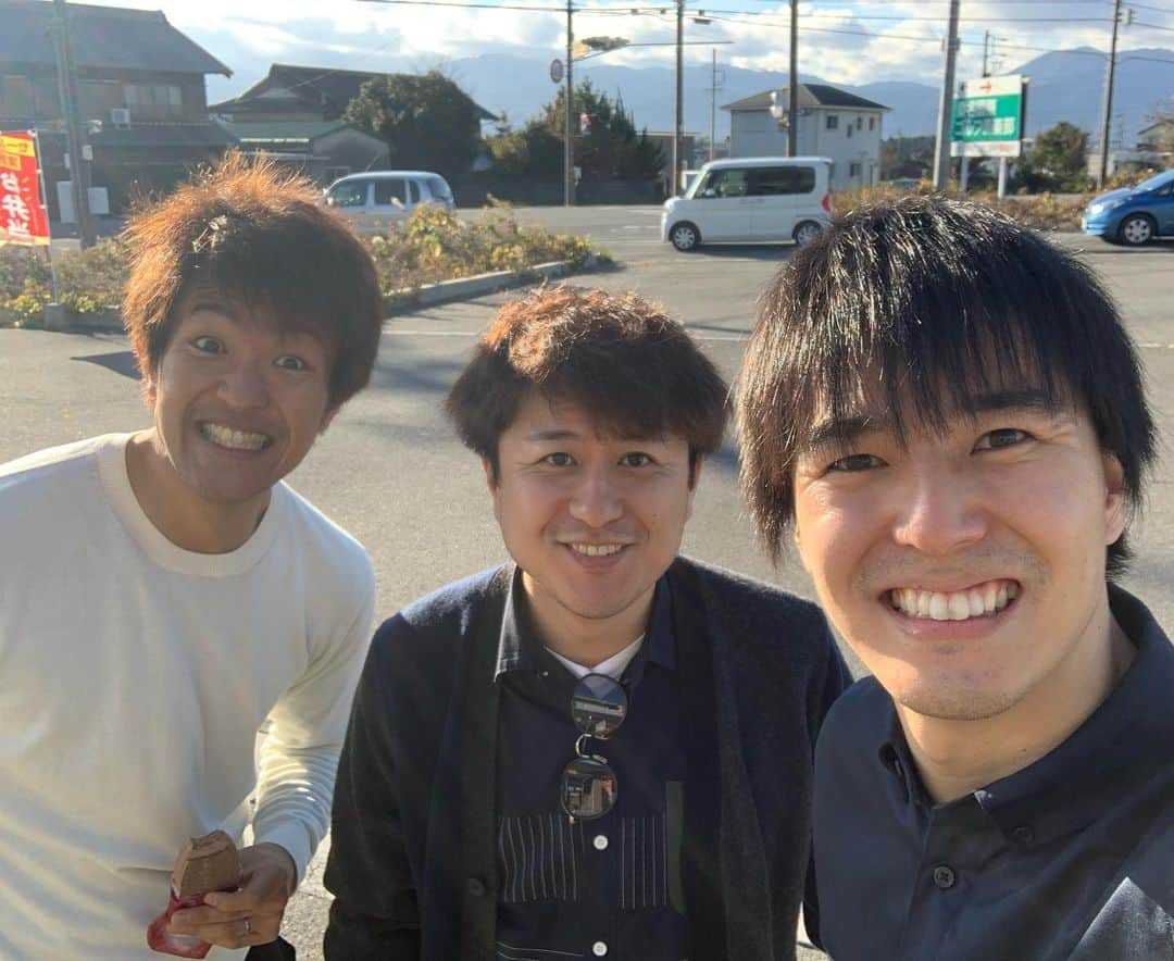 濱田隼さんのインスタグラム写真 - (濱田隼Instagram)「２０１９年、ありがとうございました！ . お世話になっている2人の先輩方と、お風呂上がりに、アイスを食べながら、写真を。 . 来年も、よろしくお願い致します！！ . #2019 #納めました #竹田基起 #堂野浩久 #濱田隼 #メーテレ #アナウンサー」12月28日 19時36分 - shun_hamada_nbn