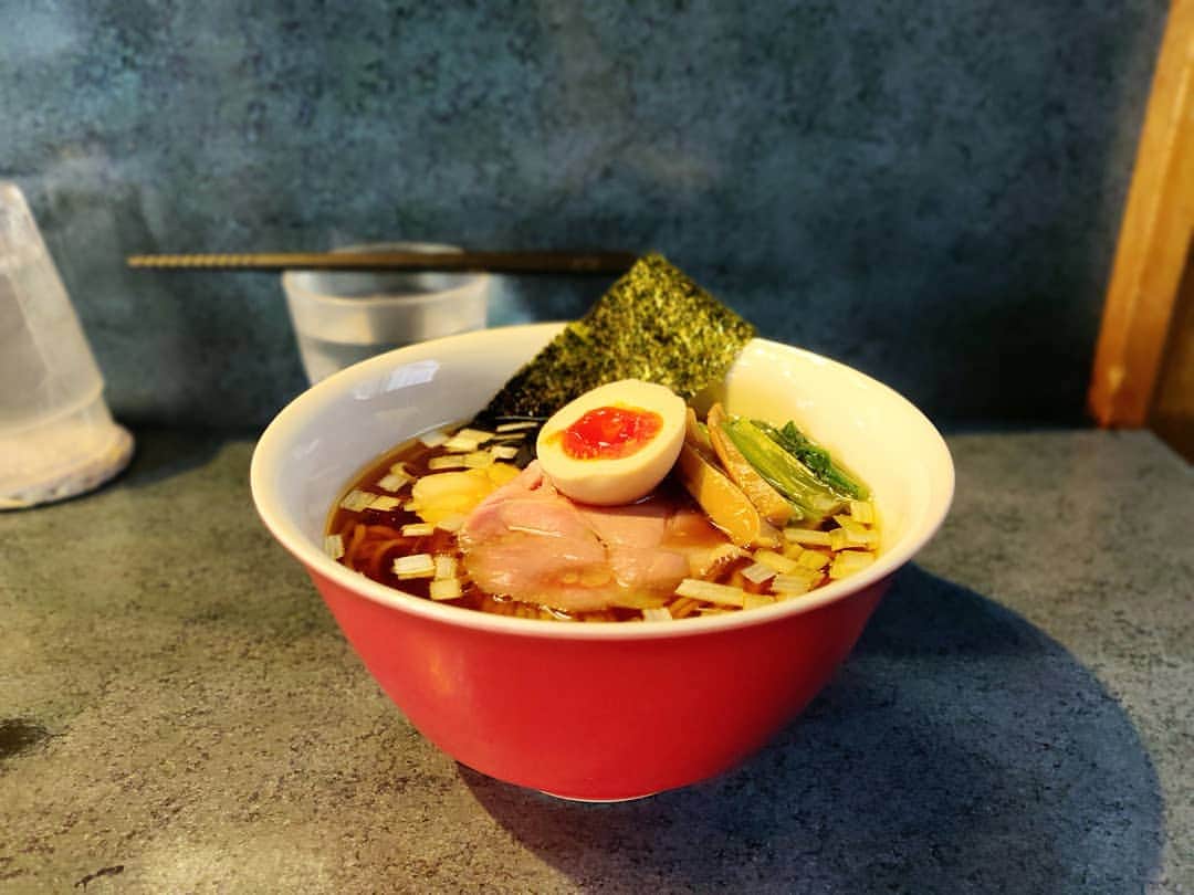 のインスタグラム：「＿＿＿＿＿＿＿＿＿＿＿＿＿＿＿＿＿ 🍜：醤油らーめん 🏠：とものもと(東中山) ￣￣￣￣￣￣￣￣￣￣￣￣￣￣￣￣￣ 【帰り道の清々しさがバロメーター】 久しぶりとなってしまったが、2019年内にもう一度食べておきたいと、とものもと。塩もつけめんもいいけれど、矢張り醤油よね。 . ちゃっくどぉ〜ん！！ . 醤油の香り、鶏油のコク、出汁の厚み、全てがお見事。いやぁうまいわ。トッピングひとつひとつも良いし、麺との馴染みも格段に良くなっている。 食べ終わっての帰り道が清々しい。これがおいしいもの食べた証。」