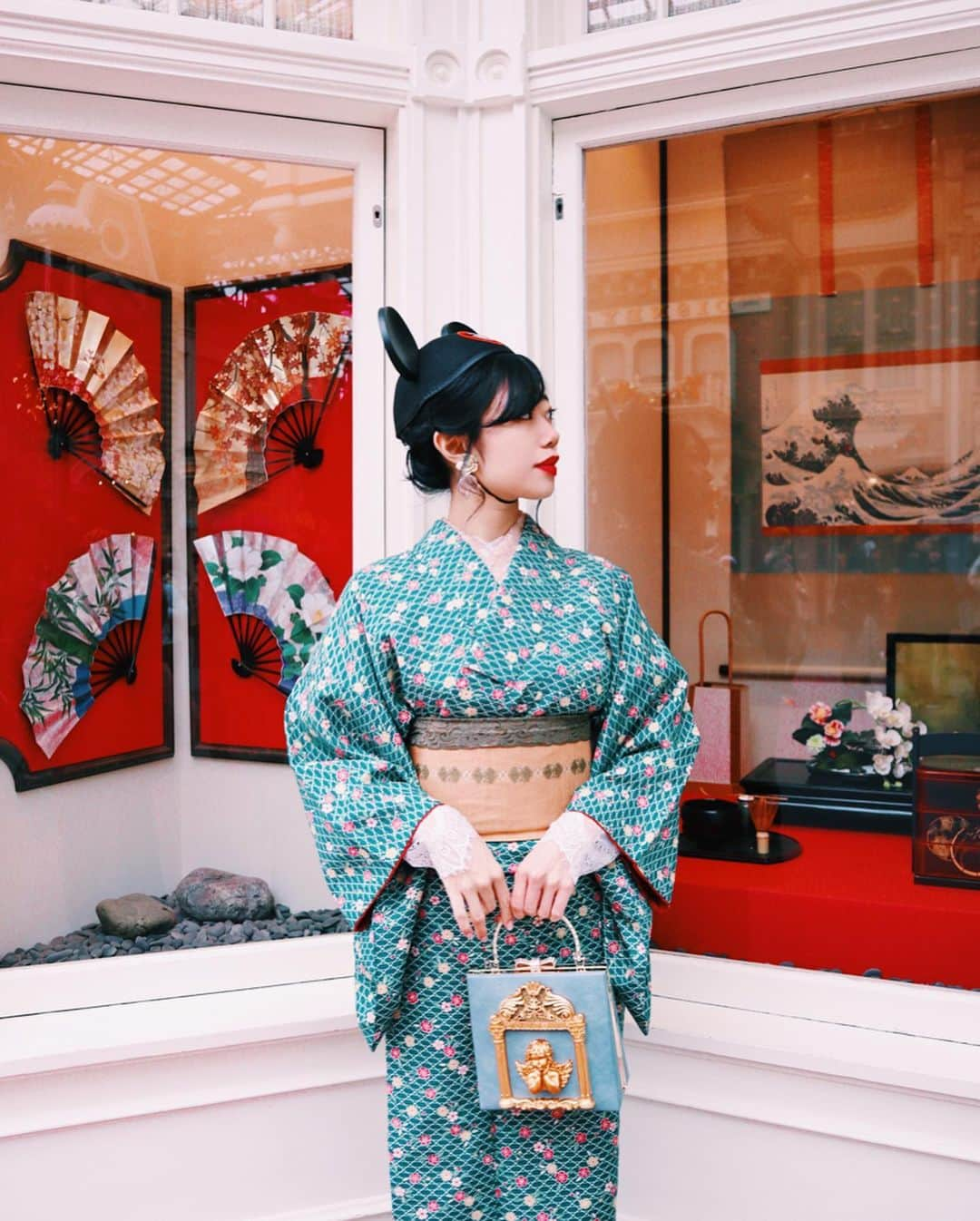 中島奈津希さんのインスタグラム写真 - (中島奈津希Instagram)「👘💭❤️﻿ ﻿ ﻿ ﻿ ﻿ ﻿ ﻿ #ワールドバザール 内に﻿ こんな＂和＂な場所があるって知ってた👀❤️？﻿ ﻿ 一丁前に﻿ ポーズを決める中島←笑﻿ ﻿ ﻿ ﻿ ﻿ ﻿ ﻿ ﻿ 年々、和服が好きになってきて﻿ 来年の目標は＂自分で着付けしたい＂です👘👍🏻❤️笑﻿ ﻿ ﻿ ﻿ ﻿ ﻿ ﻿ ﻿ 因みに！﻿ 今回はたんりいちゃん(@tanrii97 )のお店の﻿ ﻿ (@village_tokyo )で着付けてもらったのだけど﻿ アンティークなバッグとか﻿ ヘアアイテムとかたくさんあって﻿ いつも即決する私が﻿ めちゃくちゃ悩んでしまいました😂❤️❤️❤️笑﻿ ﻿ ﻿ ﻿ ﻿ ﻿ ﻿ ﻿ ﻿ ﻿ 着物は着物でも﻿ いろんな着方があって﻿ そうやって変化しながらも﻿ 日本文化がいろんな世代や人に伝わればと﻿ 個人的には思ってます👘❤️﻿ ﻿ ﻿ 今回はアンティークな雰囲気の着物似合うように﻿ レースインナーと﻿ あえて帯留めではなく﻿ グリーンのレーツを付けて頂きました🙆🏻‍♀️❤️﻿ ﻿ ﻿ ﻿ ﻿ ﻿ ﻿ 着物を着ると﻿ シャキッとするよね👘❤️﻿ ﻿ ﻿ ☁️☁️☁️☁️☁️☁️☁️☁️☁️☁️☁️☁️☁️☁️☁️☁️﻿ #disneysisters_jp ﻿ #中島姉妹　﻿ #東京ディズニーランド ﻿ #お正月ディズニー」12月28日 19時44分 - nakajima_natsuki