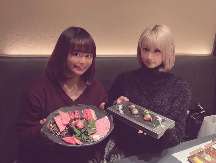 吉田有里のインスタグラム：「後輩の竹尾(@ayumitakeo_4719 )と﻿ いつぞやに忘年会をしました🍻﻿ ﻿ ノンストップで喋ってた…なんなら肉はおまけってぐらい喋りました。﻿ 私は非常にふがいない先輩ですが、先輩として大切に接してくれるめちゃ可愛い後輩です。﻿ 先輩(つってるけどほとんど変わんないのにね)として出来ることなんか何１つないけれど﻿ 一緒に頑張っていこうねぇ。﻿ 今年もたくさん、私と仲良くしてくれてありがとう。来年もお世話になる気満々なのでよろしく。﻿ ﻿ #竹尾歩美 #吉田有里 #シグマセブン」