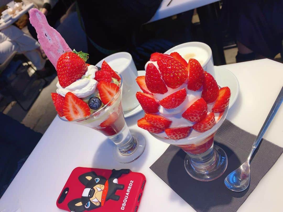 のインスタグラム：「#締めパフェ専門店 の#initial表参道 に行ってきました🍨﻿ 北海道発の、〆にラーメンならぬパフェを食べる文化だそうです。﻿ ﻿ 酸っぱい大量の苺と甘いクリームが新鮮な組み合わせ🍓﻿ ﻿ そして、なんとお姉さんがクリームを泡立て器で！手動で！混ぜてたんです...今時なかなかないですよね😵美味しさの秘密かな？﻿ ﻿ ﻿ #締めパフェ #〆パフェ #〆パフェ専門店 #initial #イニシャル #イニシャル表参道 #イニシャル表参道initialomotesando #initialomotesando #initialomotesado #パフェ #パフェ専門店 #表参道カフェ #スイーツ #表参道スイーツ #原宿カフェ #代官山カフェ #原宿スイーツ #苺パフェ #いちごパフェ #苺パフェ」