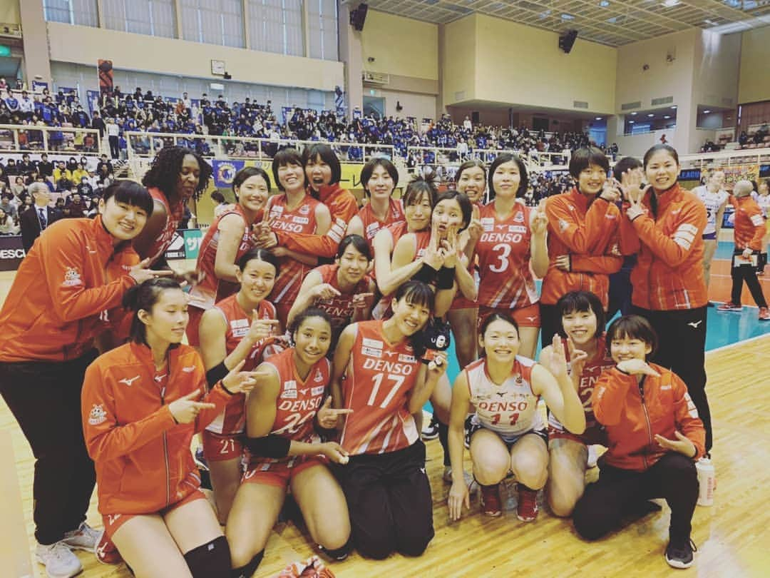 鍋谷友理枝のインスタグラム：「. 2019.12.28 . . 年内最後の試合が終了しました。 2019年は自分にとっていろいろありましたが、すべてが今後の自分に役立つ。そう信じてます。 また年明けすぐにホームゲームがあります！！ 岡崎で皆様をお待ちしています🙌❤ . . . #デンソーエアリービーズ  #vリーグ  #vリーグはバレーだよ  #今日の嵐ソングは  #最高な瞬間を #胸に焼き付けて #その先へ走るのさ #あらしっくならわかるはず」