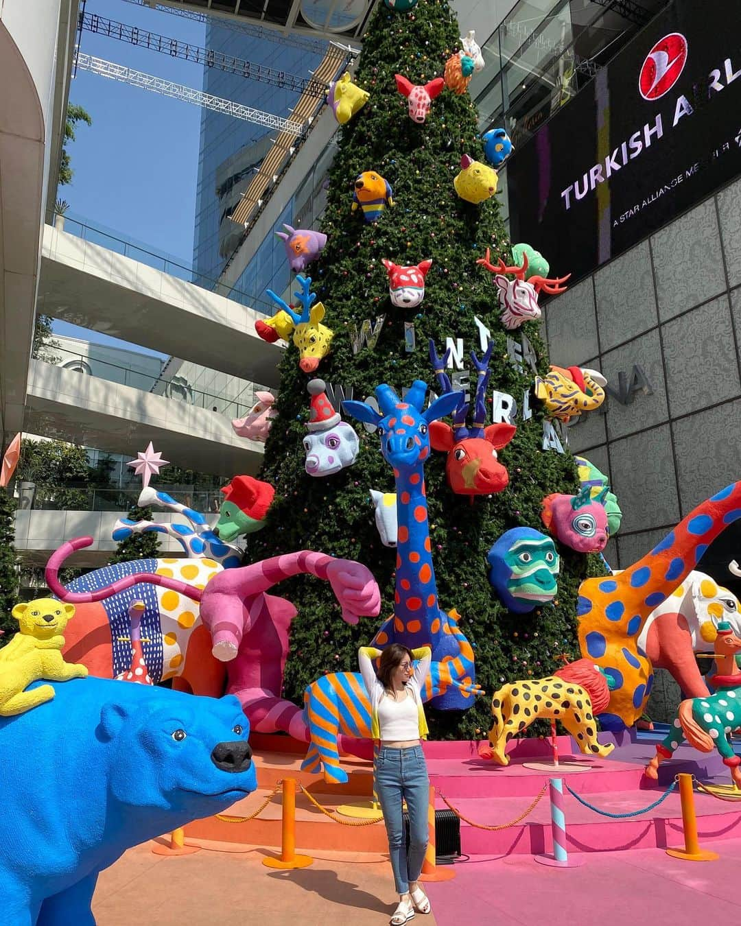 森川侑美さんのインスタグラム写真 - (森川侑美Instagram)「カルチャーショック🎄笑 タイに門松のようなものないので ツリーをニューイヤーまで出すのは分かるけど、、 ツリーから動物達が顔出してるなんて🙉🙉 最初は怖かったけど慣れれば可愛く見えてくるもので.. まさかの帰りにエスカレーターですれ違った🥰笑 . #thailand#bangkok #christmastree#colorful#happynewyear」12月28日 20時04分 - yumi.morikawa322