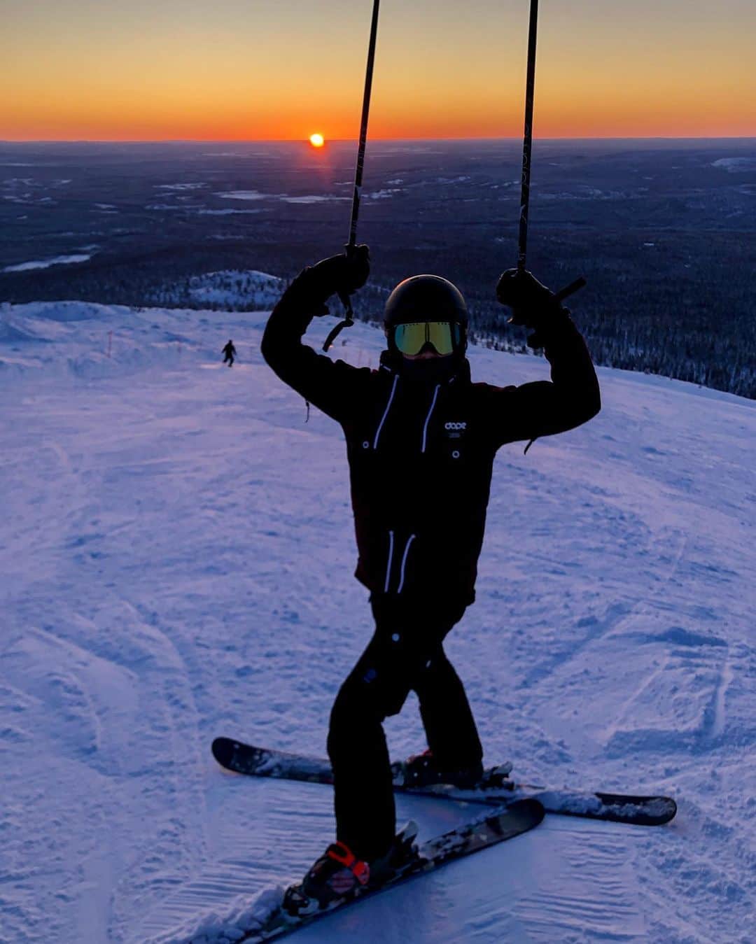 ラウラ・レピストのインスタグラム：「Heippa upea Lappi - valloititpa taas meidän sydämet! Ihana aktiivinen joulu takana.🧡❄️ . . . . #joulu #lappi #lapland #ylläs #visitfinland @ourfinland #visitlapland @visitlapland @visityllas」