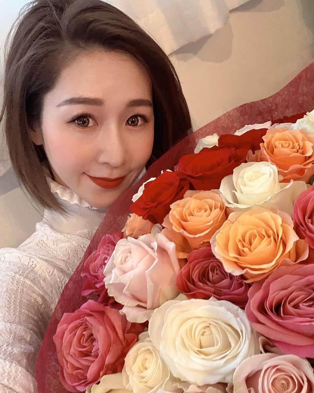 shihoのインスタグラム：「年内最後のお肌のメンテナンスへ🤍 肌トラブル、むくみは 新年に持ち越しません🙅🏼‍♀️🤍 .  #エスビューティークリニック  今年もたくさんたくさん お世話になりました✨✨ @dr.y.yumi 先生含め、 STAFFの方々がとにかく優しくて 来るたびにホッとします💘 いつも本当にありがとうございます！ . . お肌もすっきりピカピカになって いい年越しが迎えられそうだ✨✨ . . わーー今年もあと３日😳 . . . . #美容#レーザートーニング #美肌#アンチエイジング#肌ケア」