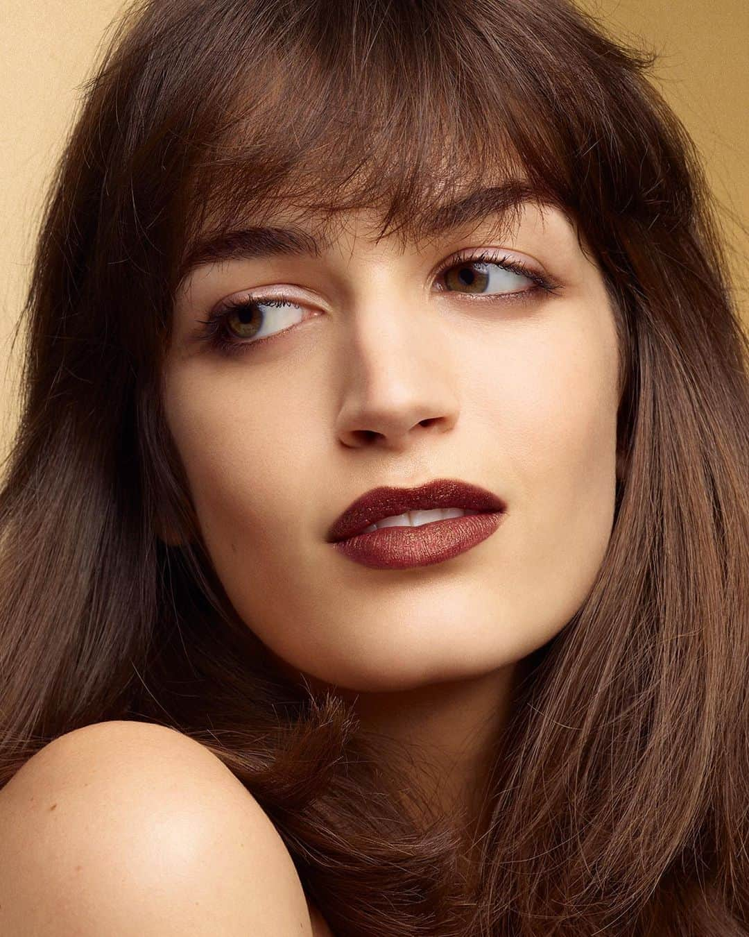 Armani Beautyさんのインスタグラム写真 - (Armani BeautyInstagram)「Minimal eye makeup and bold, deep lips to celebrate the last days of the year. @GretaFerro wears LIP MAESTRO in shade 209G “Gold Mahogany” to complete her glamorous evening look.  A look by Linda Cantello, Giorgio Armani international makeup artist.  #ArmaniBeauty #LipMaestro #makeup」12月28日 20時00分 - armanibeauty