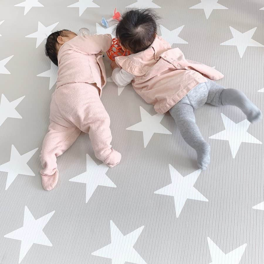 森暖奈さんのインスタグラム写真 - (森暖奈Instagram)「3ヶ月のあくりベビと4ヶ月の娘👶💞 最初は2人とも緊張気味(最後の2枚)だったけど、おててぎゅーしたり、おもちゃ奪い合ったり一緒に遊べたね🧸笑 お互いのことお友達と認識し始めるのはいつ頃かなぁ🥰たのしみ🥰  #令和ベビー#女の子ベビー#0歳#0歳4ヶ月#0歳3ヶ月#同い年ベビー #ハーフベビー#乳児#コドモノ#ママリ#赤ちゃんのいる生活」12月28日 20時05分 - moriharuna71