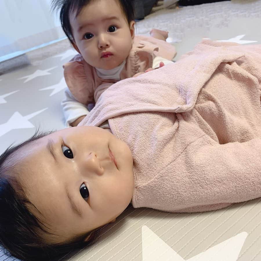 森暖奈さんのインスタグラム写真 - (森暖奈Instagram)「3ヶ月のあくりベビと4ヶ月の娘👶💞 最初は2人とも緊張気味(最後の2枚)だったけど、おててぎゅーしたり、おもちゃ奪い合ったり一緒に遊べたね🧸笑 お互いのことお友達と認識し始めるのはいつ頃かなぁ🥰たのしみ🥰  #令和ベビー#女の子ベビー#0歳#0歳4ヶ月#0歳3ヶ月#同い年ベビー #ハーフベビー#乳児#コドモノ#ママリ#赤ちゃんのいる生活」12月28日 20時05分 - moriharuna71